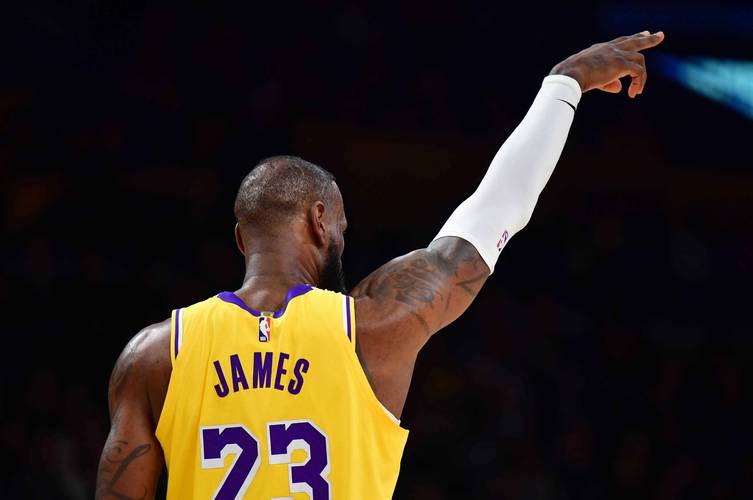 石宇奇2-1险胜周天成 两连胜锁定总决赛四强席位