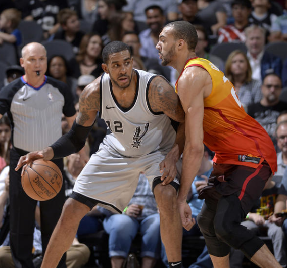 你晃任你晃！巴特勒篮下脚步变换 但仍被麦克丹尼尔斯稳稳封盖