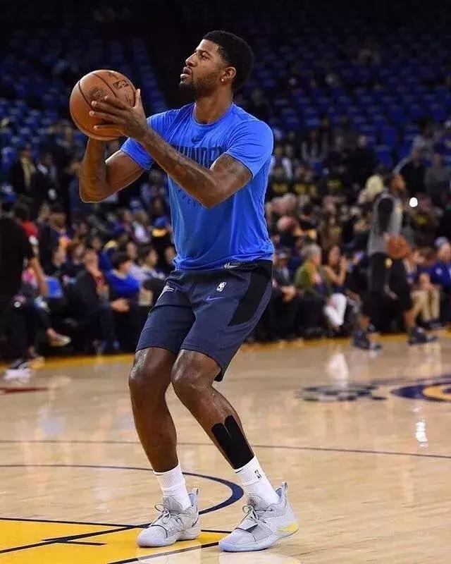 2016 年回顾：大卫·欧提兹在最后一次客场造访洋基球场时获赠签名基地板